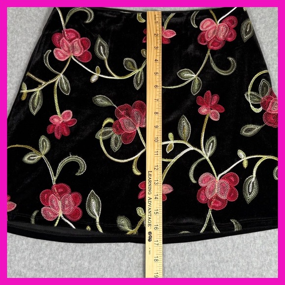 Black Velvet Mini Skirt Embroidered Floral Red Pink Rose Y2K Party Club - Picture 4 of 6